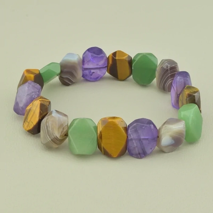 Світ блискучих прикрас з натуральними самоцвітами: Кращі комплекти, намиста та сережки від нашого магазину!